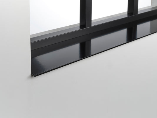 Aluminium vensterbank zwart gepoedercoat, moderne industriële uitstraling