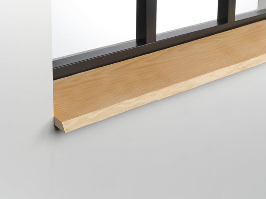 Massief essen boomstam vensterbank met lichte houtkleur en natuurlijke nerf