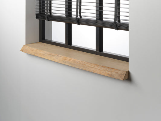 Massief kastanje boomstam vensterbank met rustieke houtnerf en warme kleuren