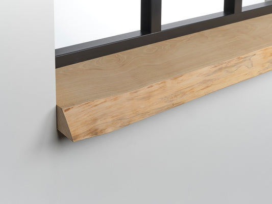 Massief kastanje boomstam vensterbank met rustieke houtnerf en warme kleuren