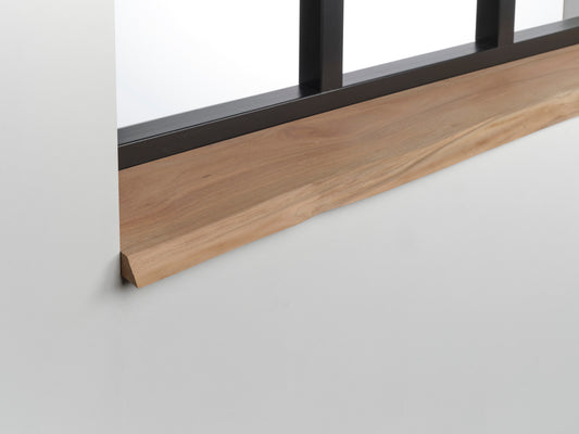 Massief noten boomstam vensterbank met luxueuze donkere houtnerf