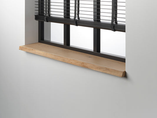 Massief rustiek eiken boomstam vensterbank met natuurlijke houtnerf en live edge