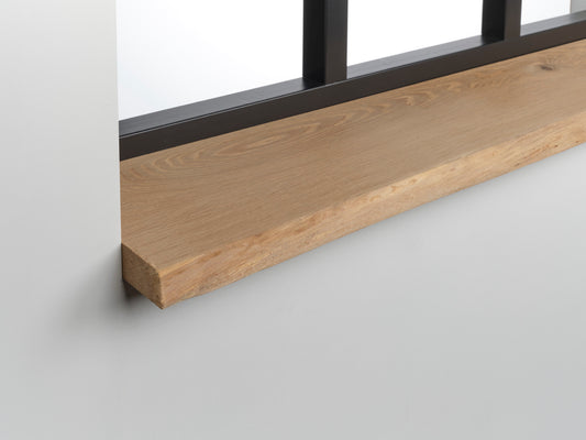 Massief rustiek eiken boomstam vensterbank met natuurlijke houtnerf en live edge