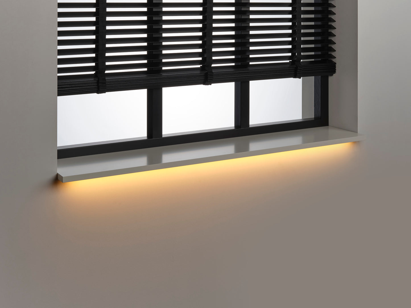 LED vensterbank met geïntegreerde verlichting, sfeer en functionaliteit gecombineerd