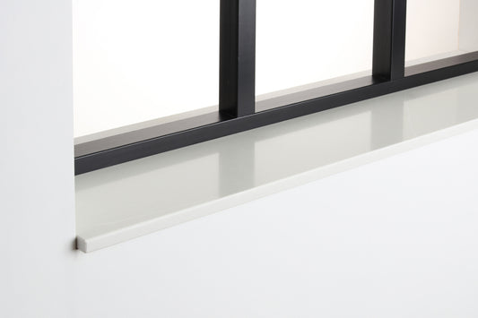 Zijaanzicht van de witte composiet vensterbank Bottechino Grey met strakke rechte rand.