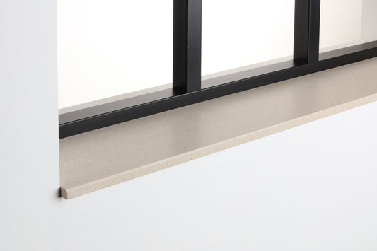 Zijaanzicht van de beige composiet vensterbank Sinaj Pearl met strakke rechte rand.