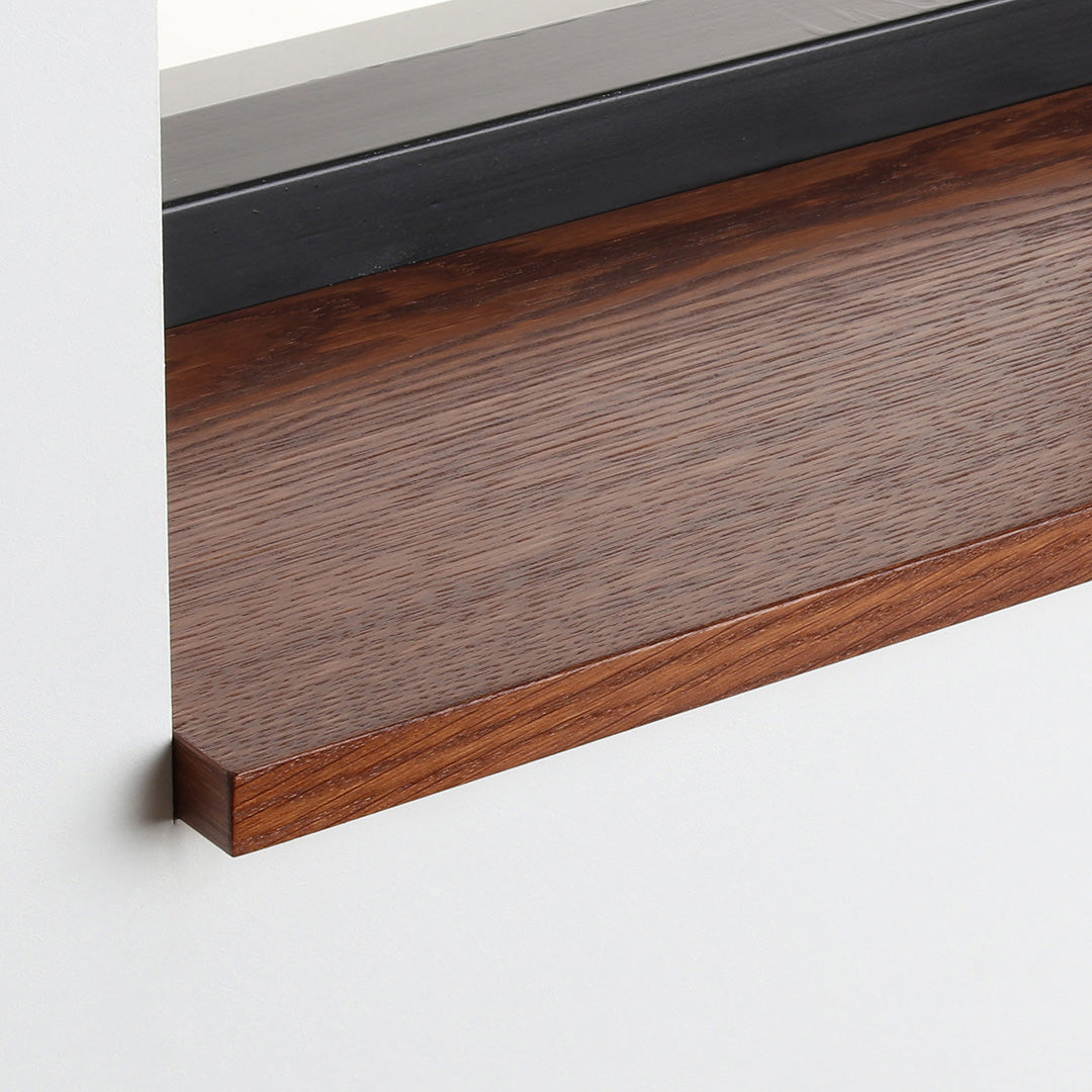 Detail van de eiken gefineerde vensterbank Smoked Oak met zijdeglans beits onder het raam.