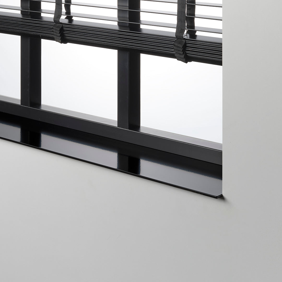 Aluminium vensterbank zwart gepoedercoat, moderne industriële uitstraling