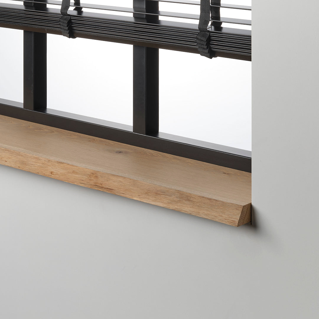 Massief rustiek eiken boomstam vensterbank met natuurlijke houtnerf en live edge