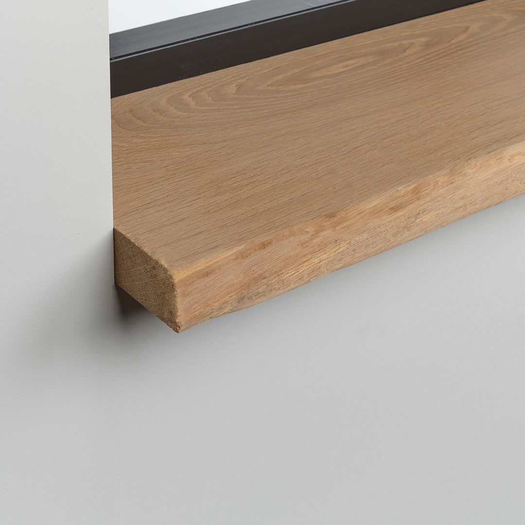 Massief rustiek eiken boomstam vensterbank met natuurlijke houtnerf en live edge