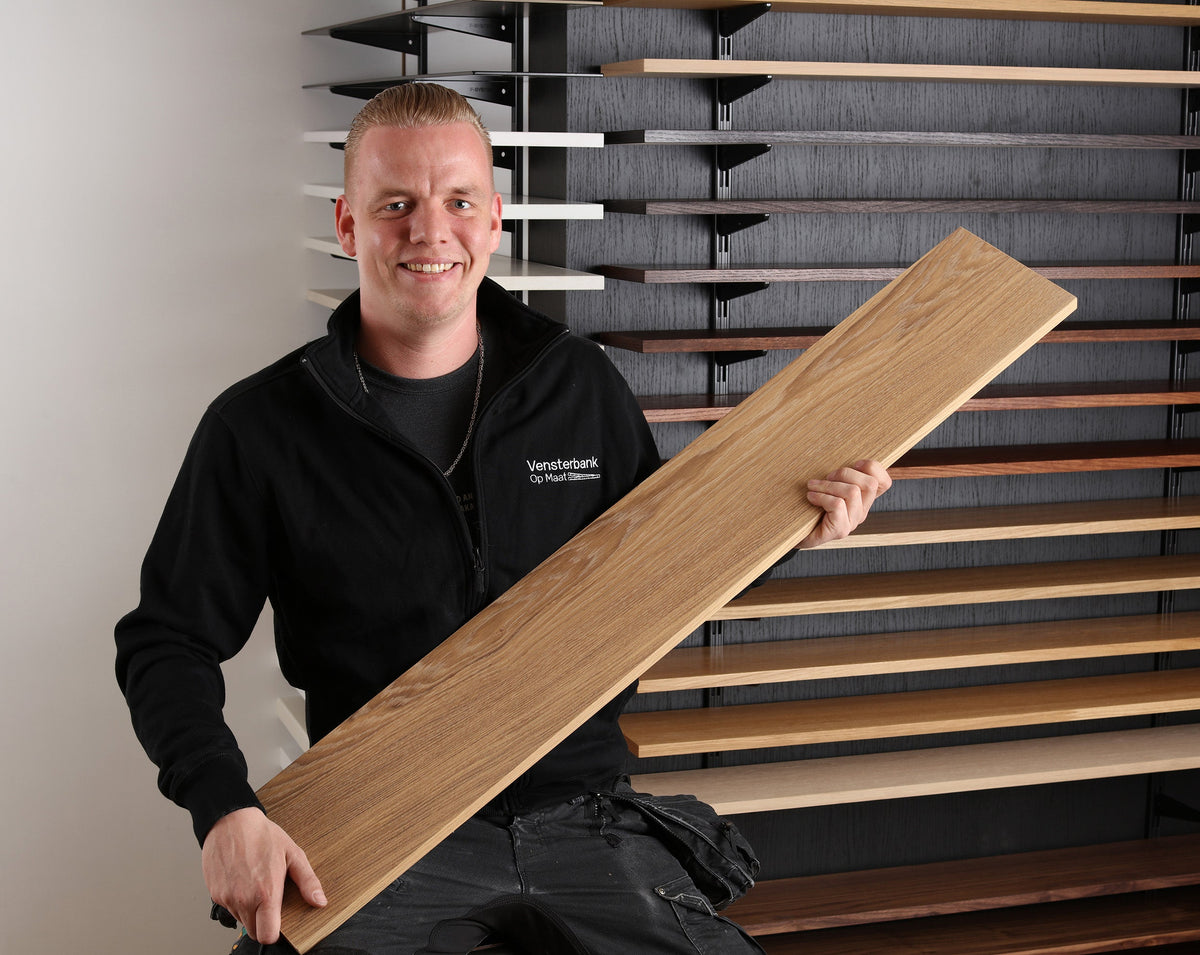 Patrick in de showroom met een gefineerde vensterbank