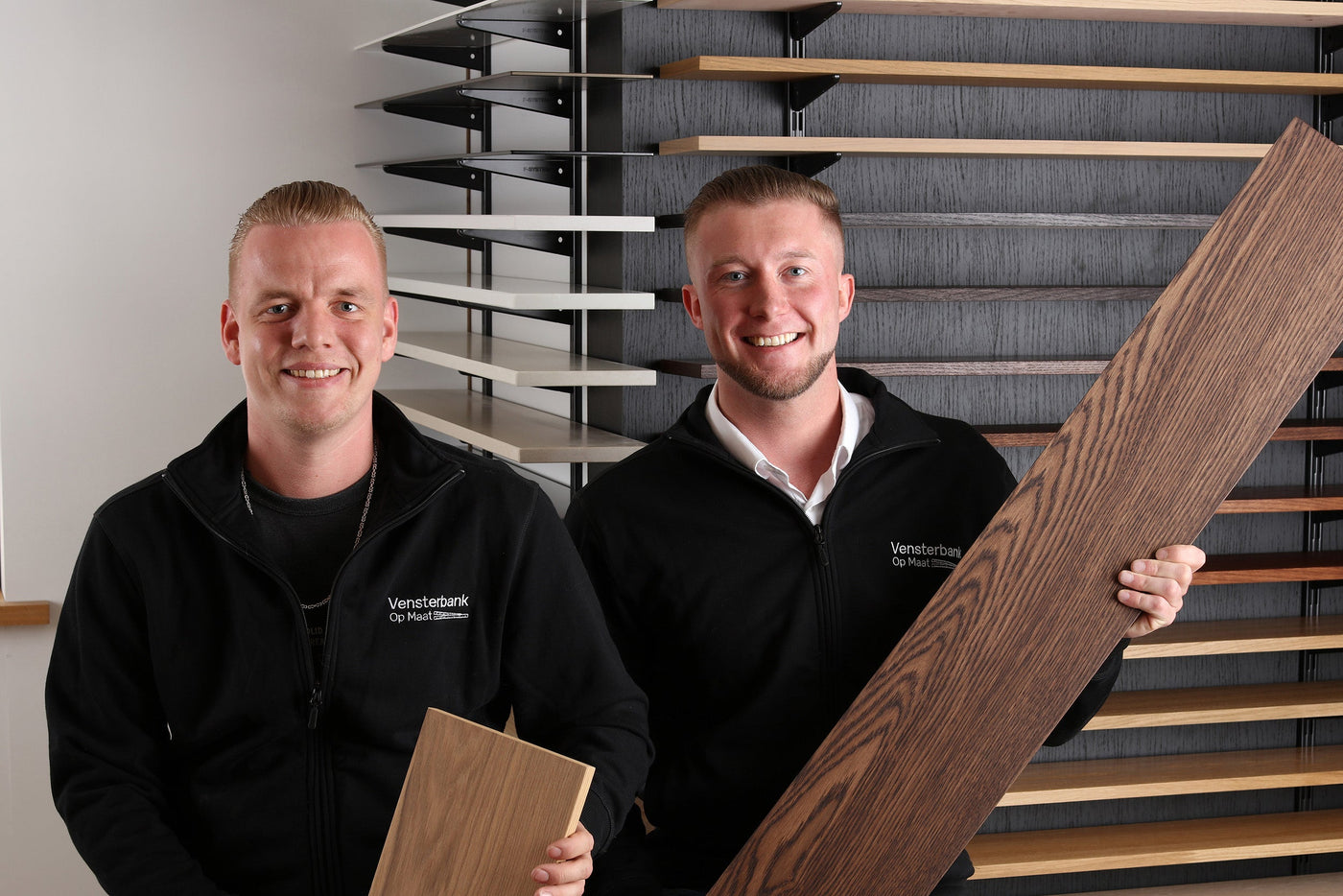 vensterbank-specialisten met houten vensterbanken in hun handen.