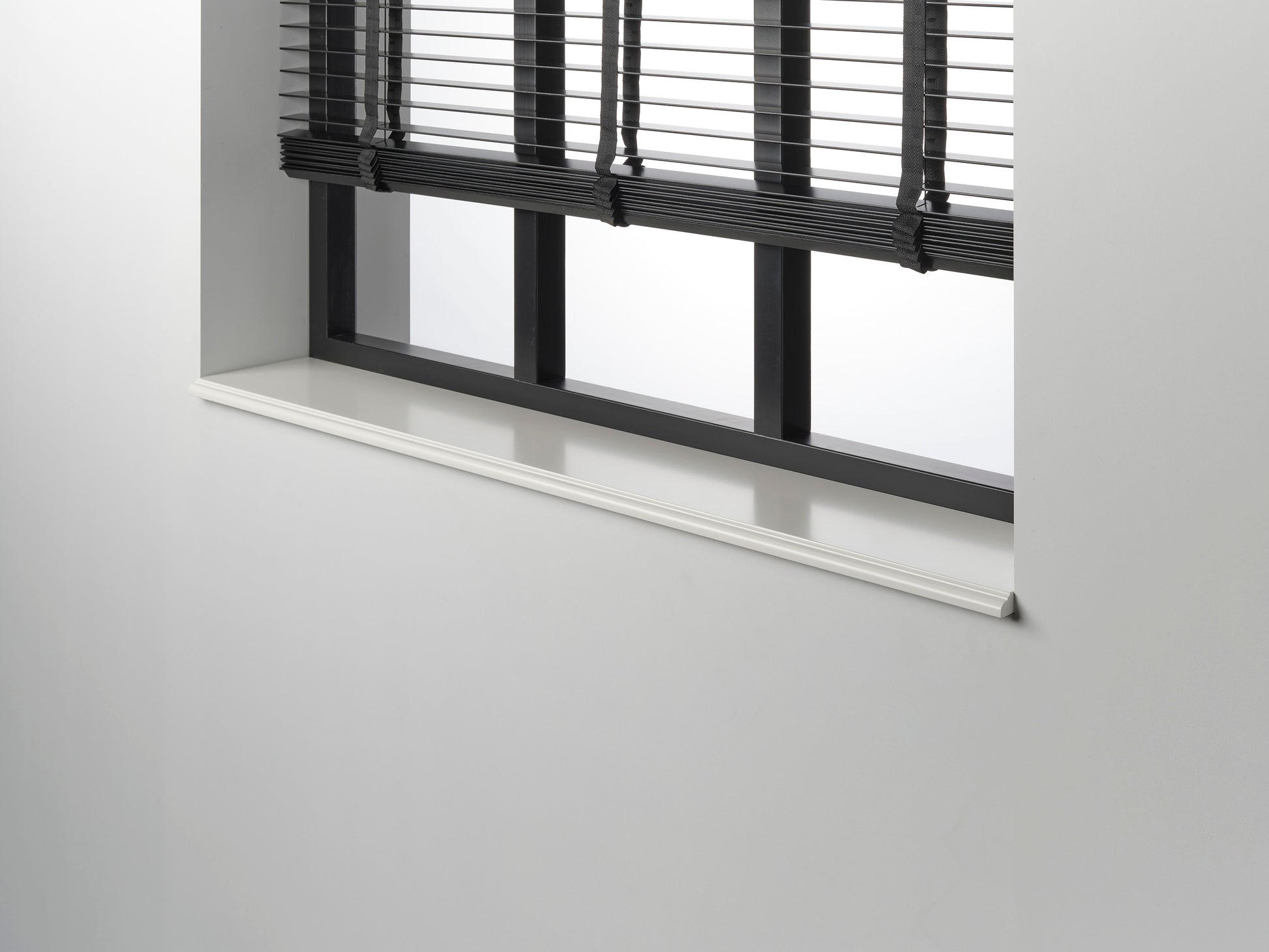 MDF vensterbank Fides met grote ronding en kleine holling, sophisticated design