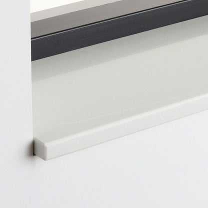 Detail van de witte gepolijste composiet vensterbank Bottechino Grey onder het raam.