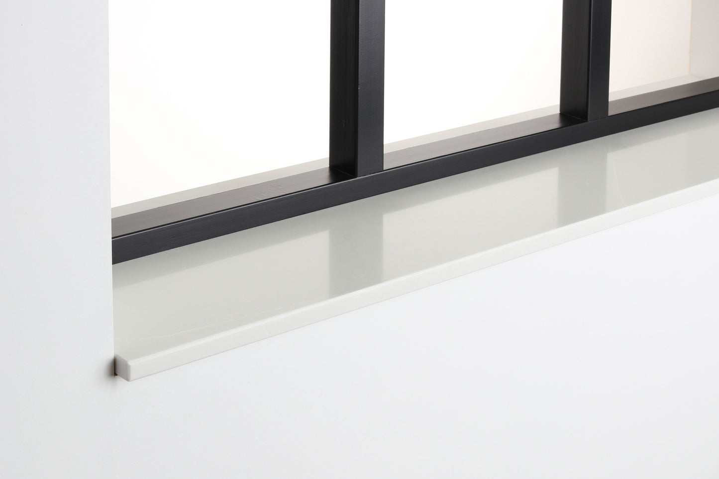 Zijaanzicht van de witte composiet vensterbank Bottechino Grey met strakke rechte rand.