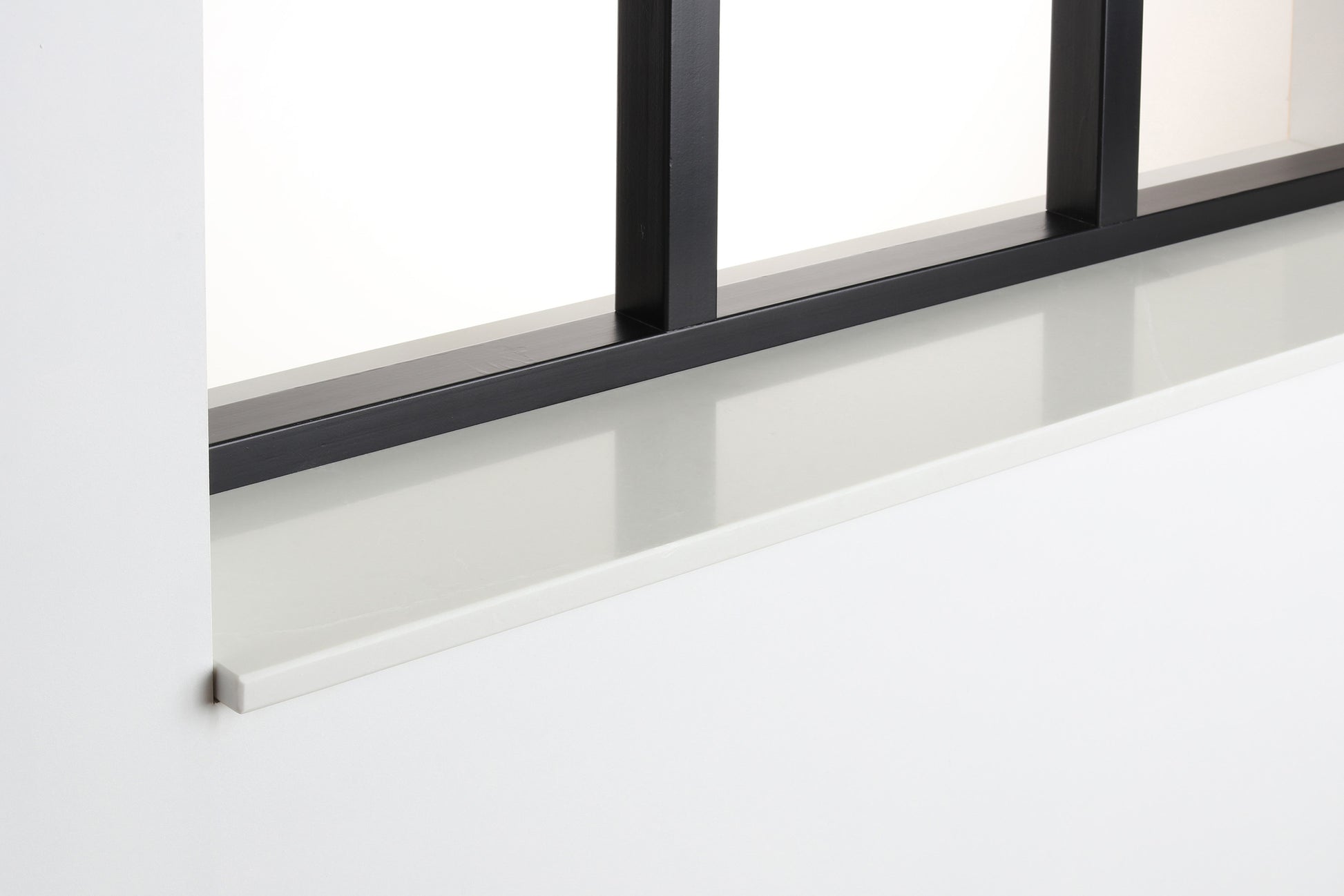Zijaanzicht van de witte composiet vensterbank Bottechino Grey met strakke rechte rand.