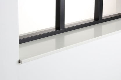 Zijaanzicht van de witte composiet vensterbank Bottechino Grey met strakke rechte rand.