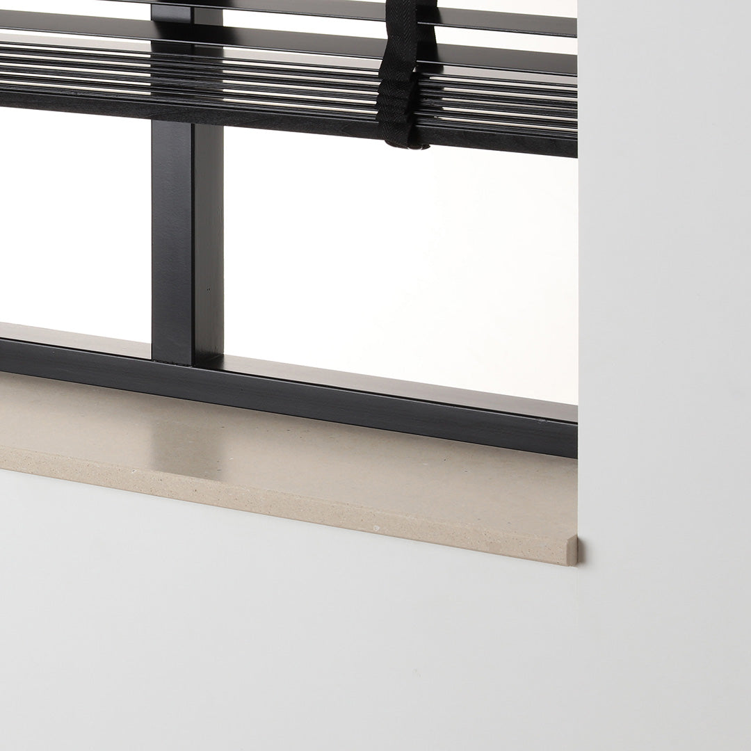Afwerking van de beige composiet vensterbank Sinaj Pearl met rechte voorkant.