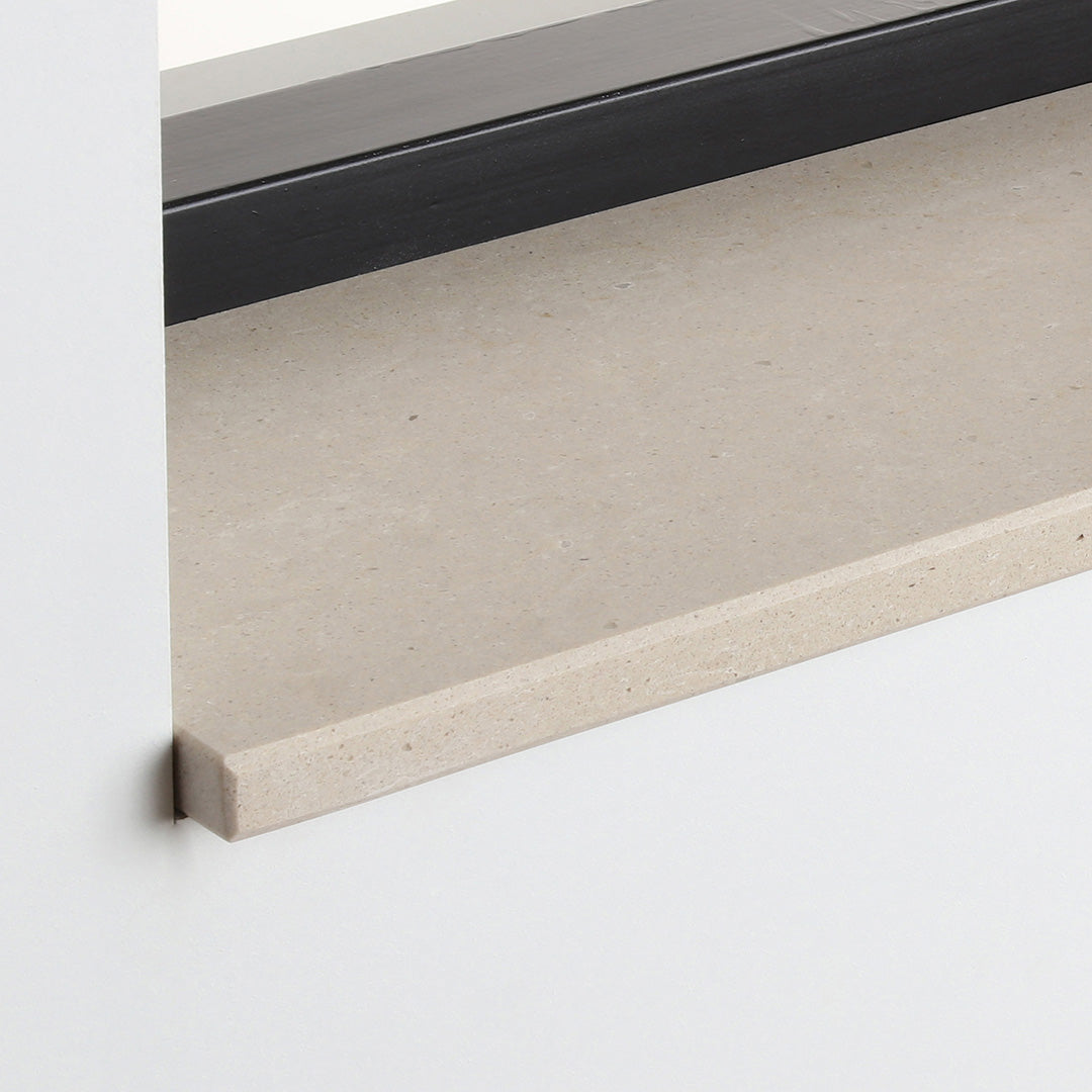 Detail van de beige composiet vensterbank Sinaj Pearl onder het raam.