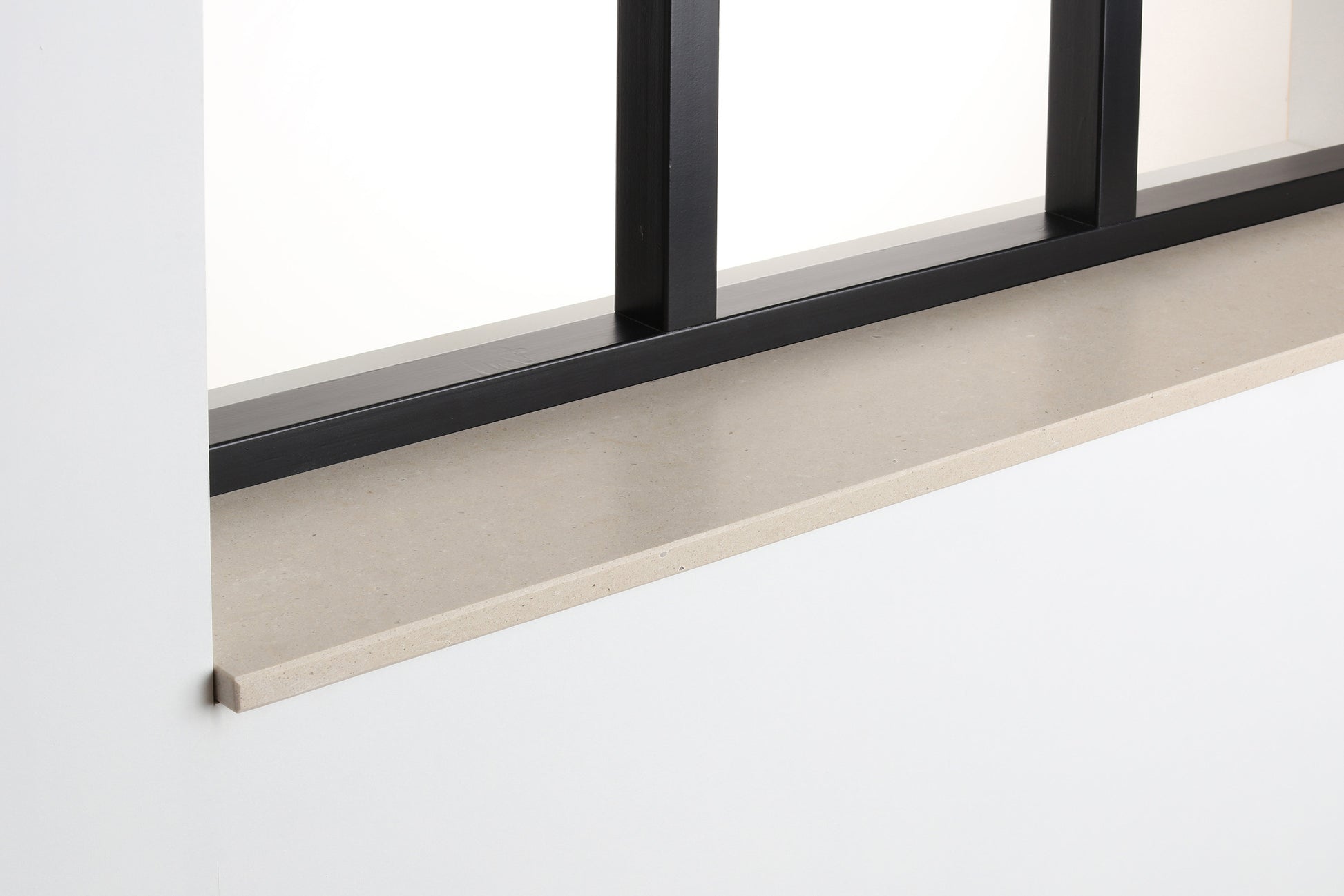 Zijaanzicht van de beige composiet vensterbank Sinaj Pearl met strakke rechte rand.
