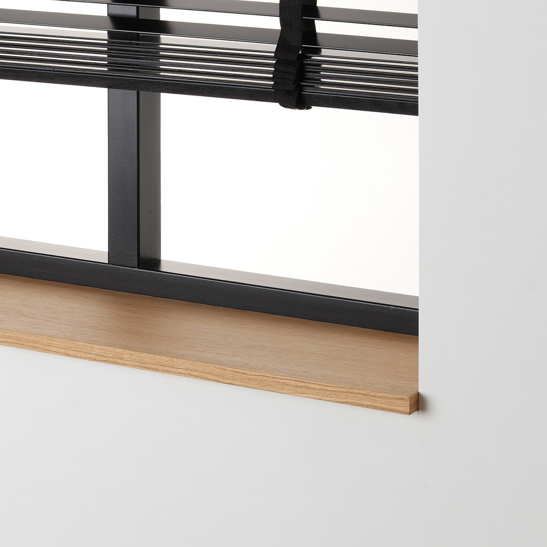 Afwerking van de eiken gefineerde vensterbank met matte blanke lak.
