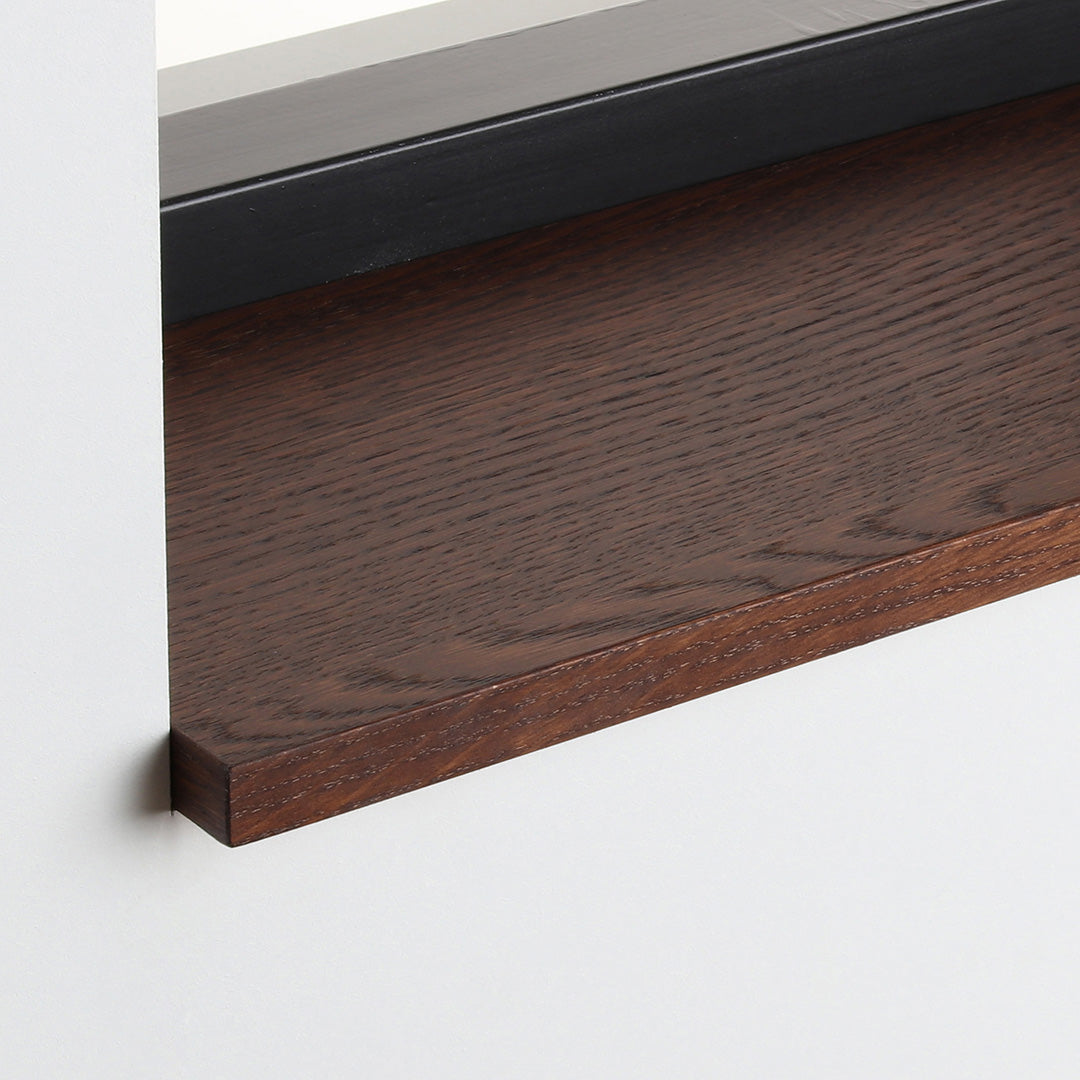 Detail van de eiken gefineerde vensterbank Espresso met matte beits onder het raam.