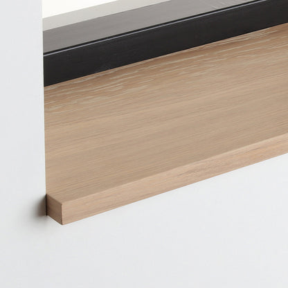 Detail van de eiken gefineerde vensterbank met Rubio Oil Natural afwerking onder het raam.