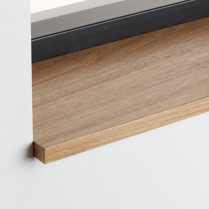 Detail van de eiken gefineerde vensterbank Sandstone met zijdeglans beits onder het raam.
