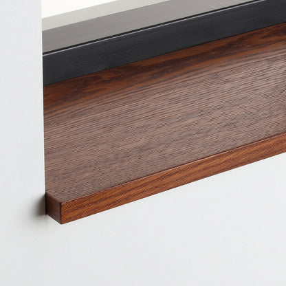 Detail van de eiken gefineerde vensterbank Smoked Oak met zijdeglans beits onder het raam.