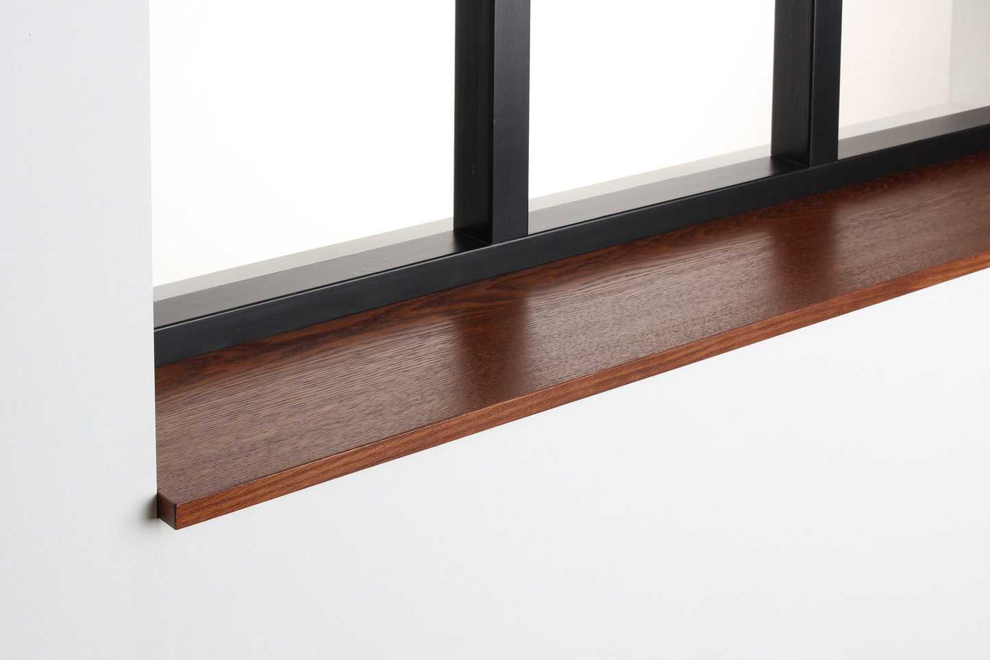 Zijaanzicht van de eiken gefineerde vensterbank Smoked Oak met strakke rechte rand.