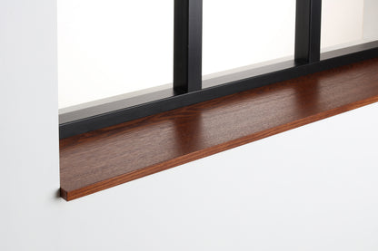 Zijaanzicht van de eiken gefineerde vensterbank Smoked Oak met strakke rechte rand.