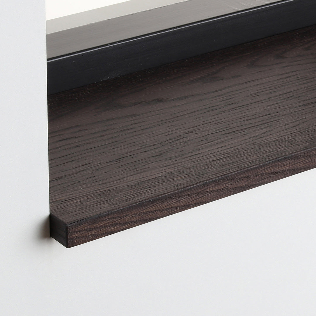 Detail van de eiken gefineerde vensterbank Wenge Masai met matte beits onder het raam.