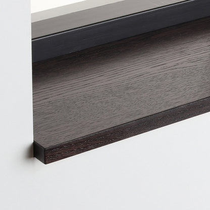 Detail van de eiken gefineerde vensterbank Wenge Masai met zijdeglans beits onder het raam.