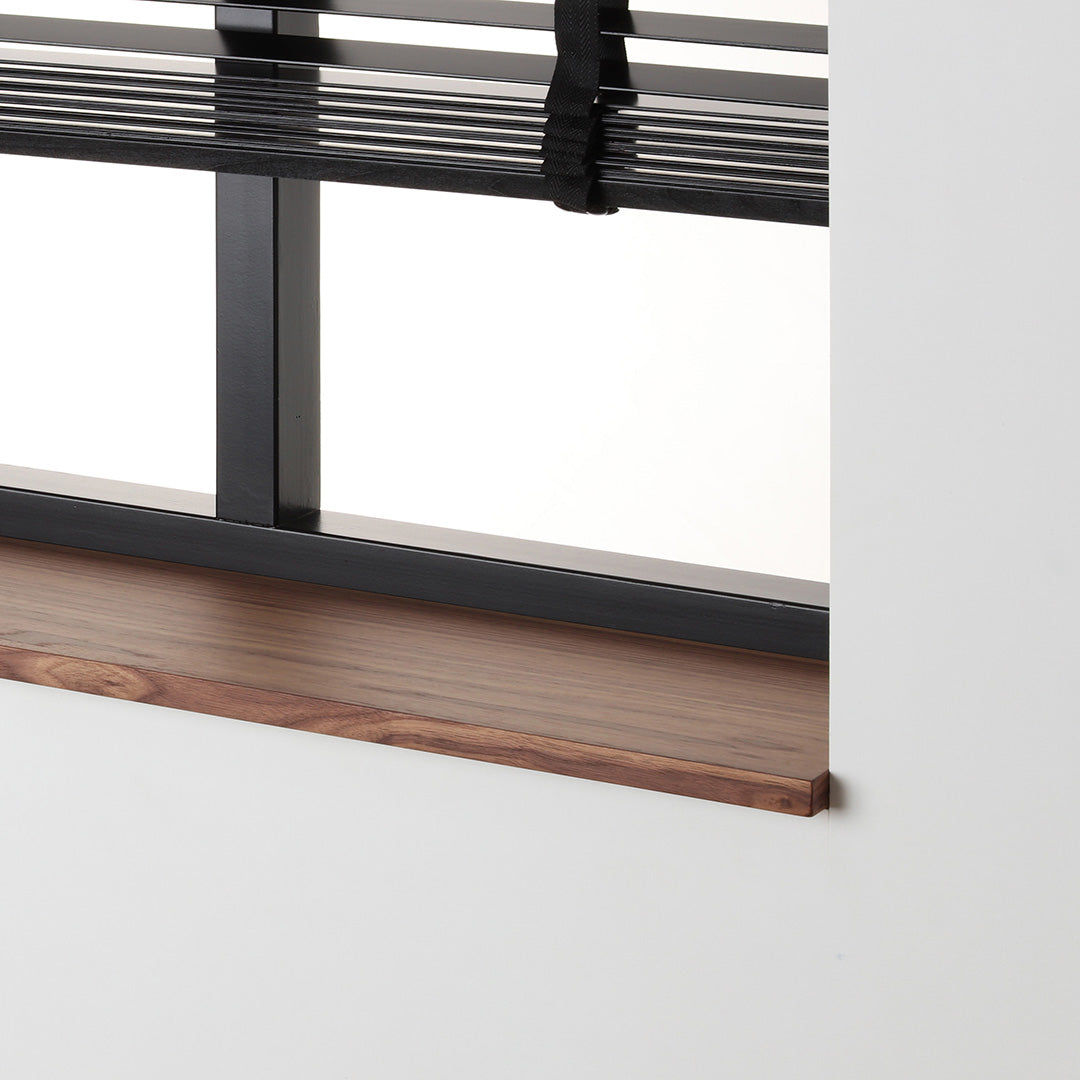 Afwerking van de noten gefineerde vensterbank met matte blanke lak.