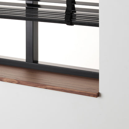 Afwerking van de noten gefineerde vensterbank met matte blanke lak.