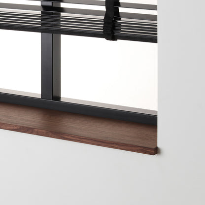 Afwerking van de noten gefineerde vensterbank met walnootkleurige afwerking.